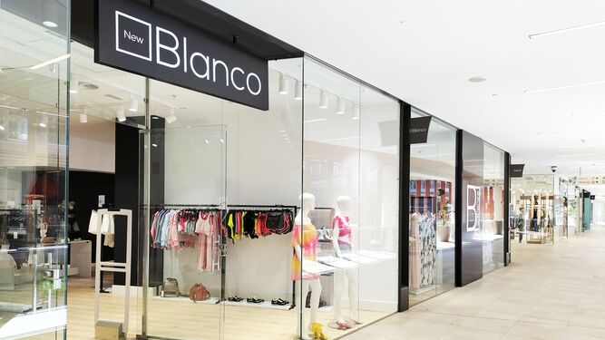 Entrada a la tienda New Blanco en el centro comercial Torre Sevilla.