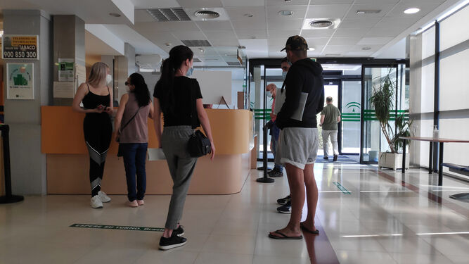 Varias personas esperan para ser atendidas en un centro  de  salud  de Sevilla.