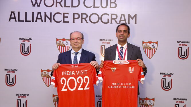 José Castro y Gaurav Manchanda, propietario del FC Bengaluru United, en la comparecencia en la India.