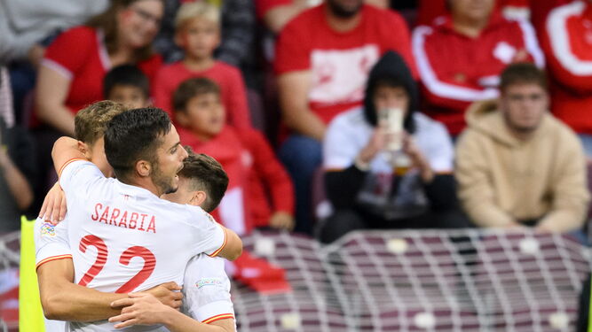 Sarabia celebra con Llorente y Gavi el gol de España en la primera parte