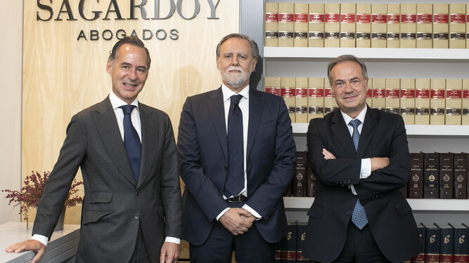 Íñigo Sagardoy, Rafael Alcorta y Martín Godino en el bufete de Sagardoy Abogados.