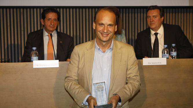 El doctor Pablo Mir recogiendo el Premio SEN.