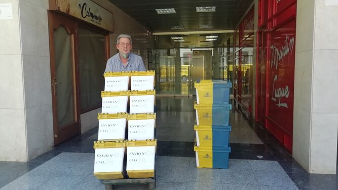 Un funcionario del Instituto Nacional de Estadística con cajas de papeletas para el voto por correo.