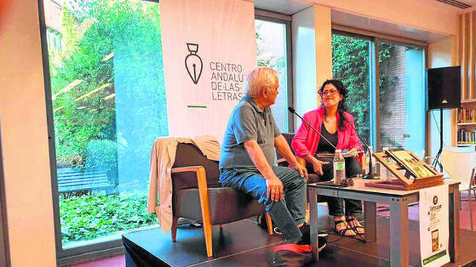 Juan Cruz y Eva Díaz Pérez durante la presentación del libro en la biblioteca pública Infanta Elena.