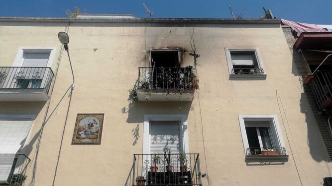 El balcón del piso incendiado, en la calle Enrique Mensaque.