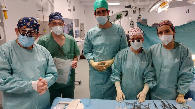 El coordinador del Ensayo en el quirófano del Hospital Virgen de las Nieves durante la intervención del primer paciente del estudio.