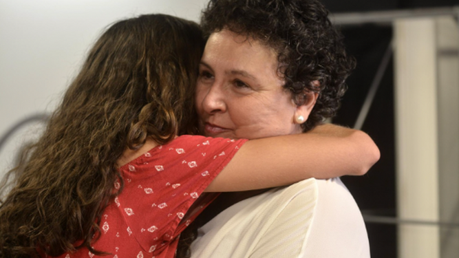 María Salmerón y su hija se funden en un gran abrazo.