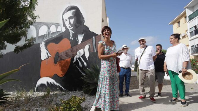 Teresa Rodríguez, junto al mural de Paco de Lucía en el barrio de La Bajadilla de Algeciras.