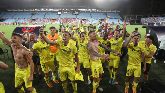 Los jugadores del Villarreal celebran el ascenso.