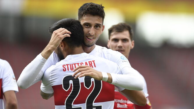 Atakan Karazor celebra un gol del Stuttgart en la Bundesliga.