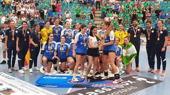 El Cadete femenino de Balonmano Montequinto celebrando su título de Campeón de España.