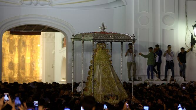 La Virgen del Rocío, volviendo al santuario de forma precipitada.