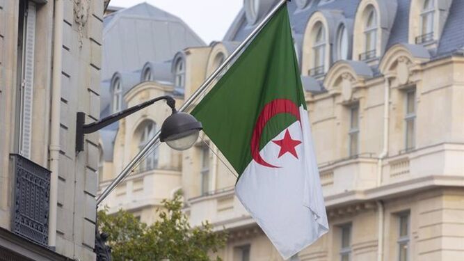 Bandera de Argelia en la Embajada de Argelia en París, Francia