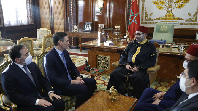 Pedro Sánchez y José Manuel Albares durante su reunión con el rey de Marruecos, en el encuentro que simbolizó el cierre definitivo de la crisis diplomática.