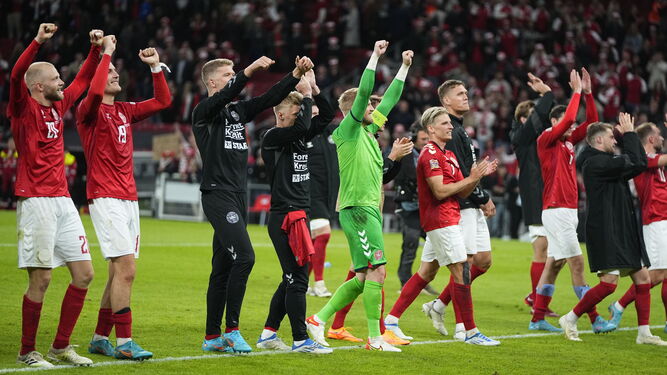 Los jugadores de Dinamarca celebran su triunfo en Copenhague.