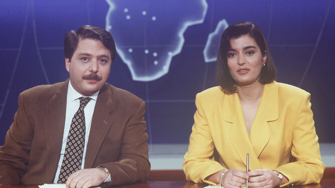 Miryam Romero y Luis Herrero en el plató de Antena 3 Noticias de principios de los 90