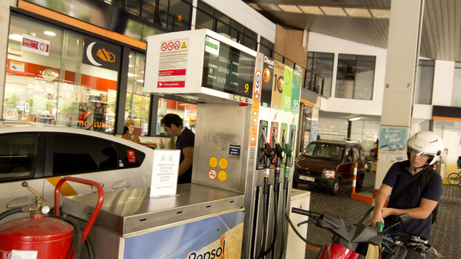 Clientes repostan combustible en la gasolinera de la Ronda de Capuchinos  en Sevilla.