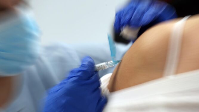 Una enfermera pone una vacuna en una foto de archivo