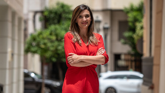La cabeza de lista por Huelva del PSOE, María Márquez, posa en las calles de la capital onubense.