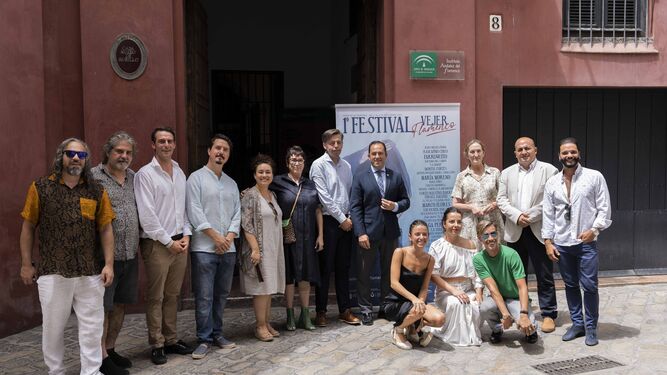 Autoridades y artistas en el Instituto Andaluz del Flamenco durante la presentación del festival.