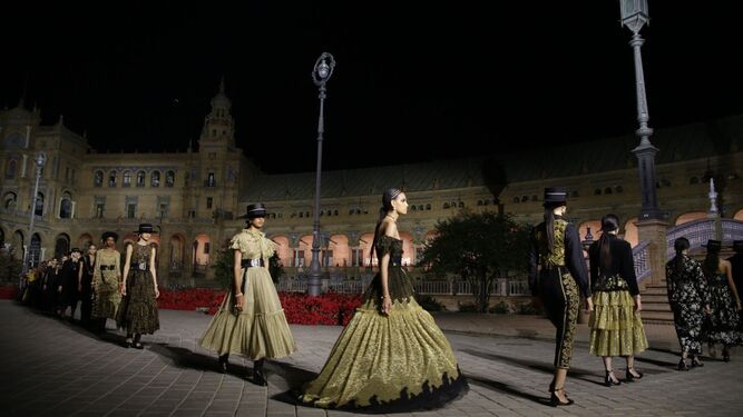Un momento del desfile de Dior en la Plaza de España.