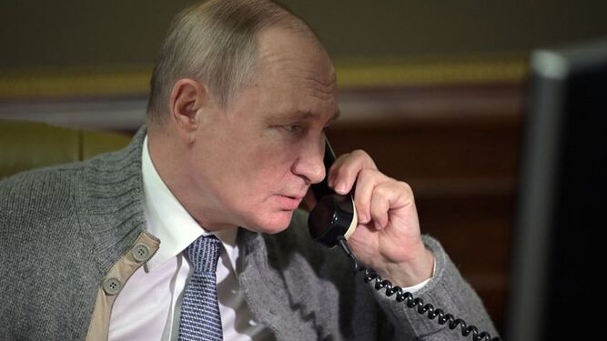 Vladimir Putin hablando por teléfono