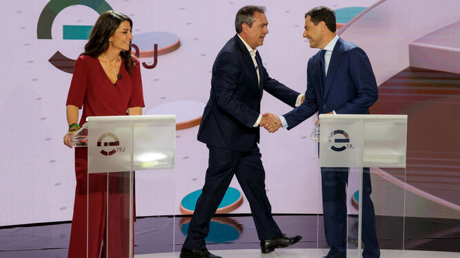 Juan Espadas y Juanma Moreno se saludan al comienzo del debate en Canal Sur en presencia de Macarena Olona.