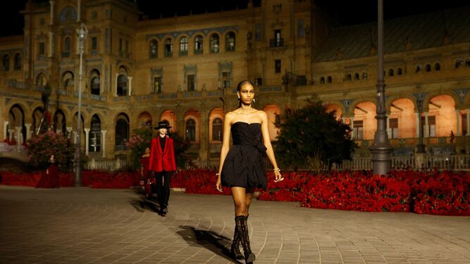 Varias modelos desfilando en la pasarela de Dior en la Plaza de España.