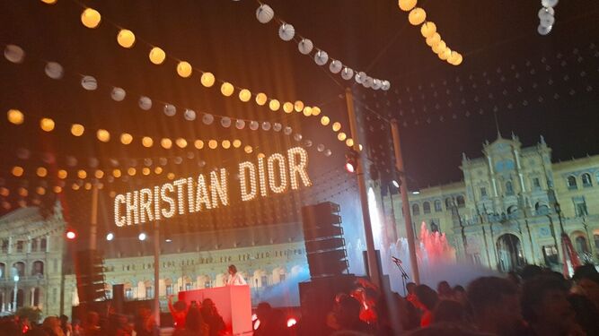 La sesión dj en la feria de Dior de la Plaza de España