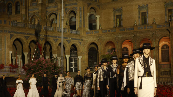 Algunos de los modelos, con sombrero cordobés, en el desfile de Dior en la Plaza de España
