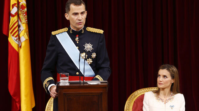 Felipe  VI, junto a doña Letizia, en su primer discurso ante las Cortes tras su proclamación.