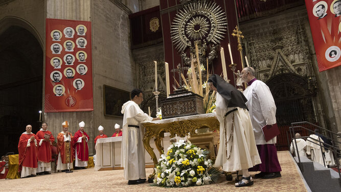 La ceremonia religiosa ha tenido lugar en la Catedral de Sevilla.