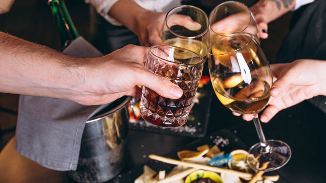 Beber alcohol solo durante el fin de semana también te puede convertir en 'alcohólico'