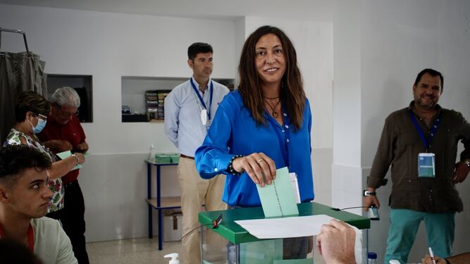 Loles López vota en la guardería municipal de Valverde.