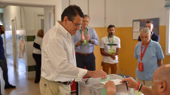 Rafael Segovia vota en Punta Umbría.
