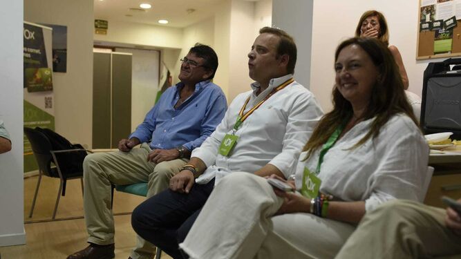 Rafael Segovia junto a afiliados de Vox en la sede, atentos a los resultados.