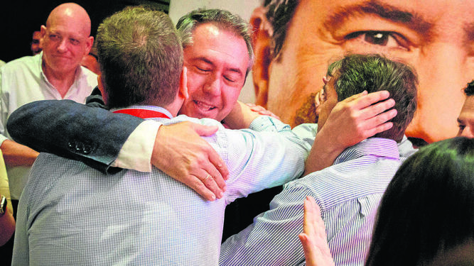 Juan Espadas da un abrazo a un compañero del PSOE tras la jornada electoral.