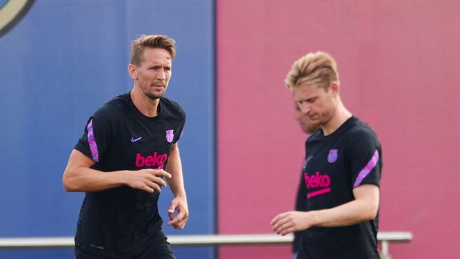 Luuk de Jong, junto a Frenkie de Jong, en un entrenamiento con el Barcelona.
