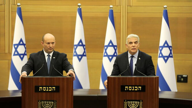 El primer ministro israelí, Naftali Benet (izq.), y el ministro de Exteriores, Yair Lapid, se dirigen a la prensa en la Kneset, en Jerusalén.