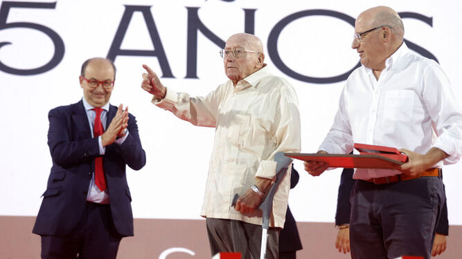 Domingo Muñoz, socio número 1, se dirige al público tras recibir su diploma por sus 75 años junto a José Castro.