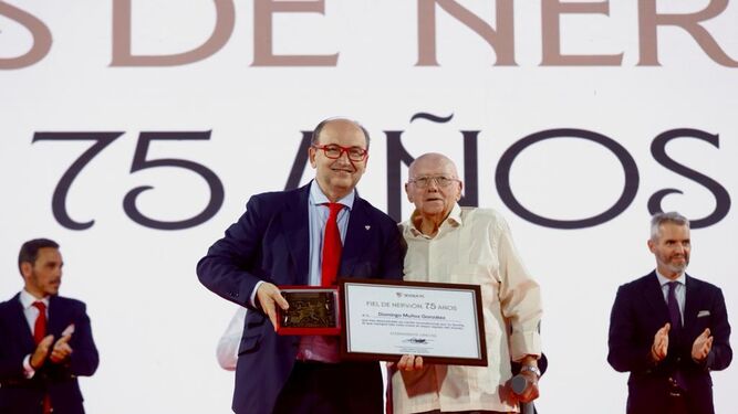 José Castro entrega dos obsequios a Domingo Muñoz, el socio número 1, por sus 75 años de lealtad..