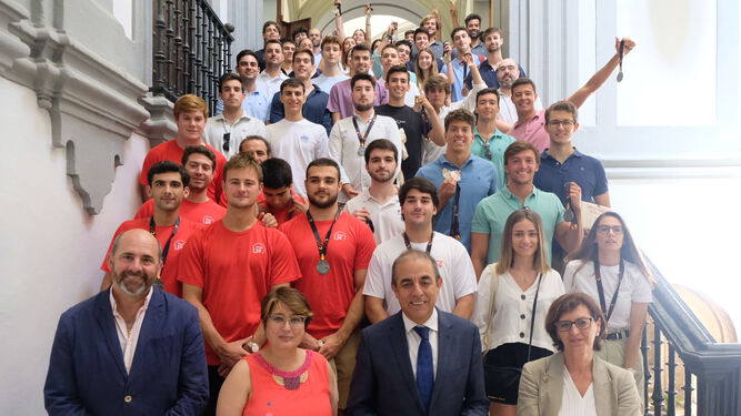 Imagen de todos los galardonados con representantes de la Universidad de Sevilla.