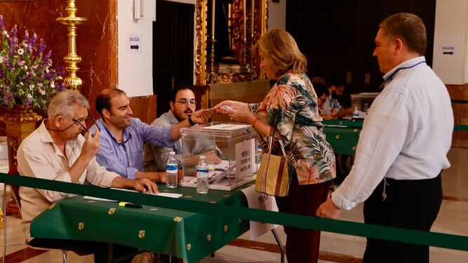 Hermanos depositan su voto durante el cabildo de elecciones