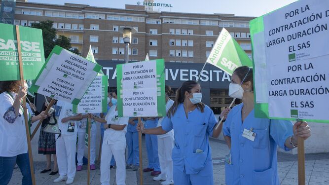 Imagen de archivo de una concentración de enfermeras en el Hospital virgen del Rocío.