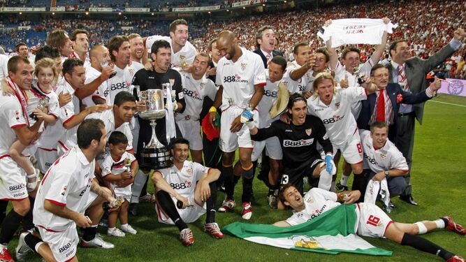Los jugadores del Sevilla posan con la Copa del Rey en el Bernabéu.
