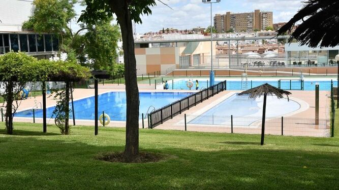 Tomares dispone de tres piscinas municipales en las instalaciones del Polideportivo Municipal Mascareta.