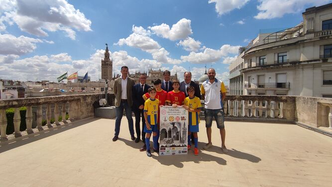 Una imagen de grupo de la presentación en el Ayuntamiento de Sevilla.