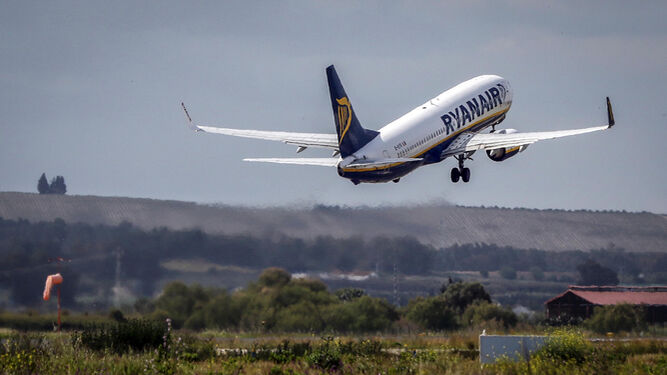 Un avión de Ryanair, en el aeropuerto de Jerez.
