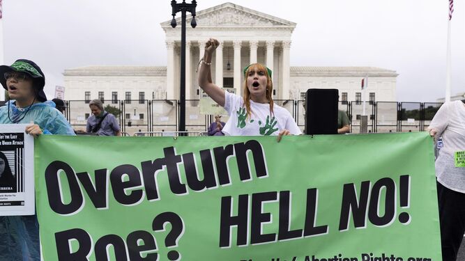 Activistas en favor del aborto protestas afura del Tribunal Supremo de EE.UU.