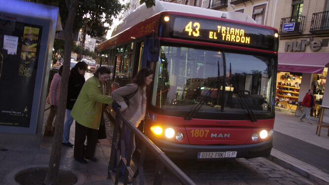 Viajeros suben a la línea 43, que saldrá por Canalejas para volver a Triana